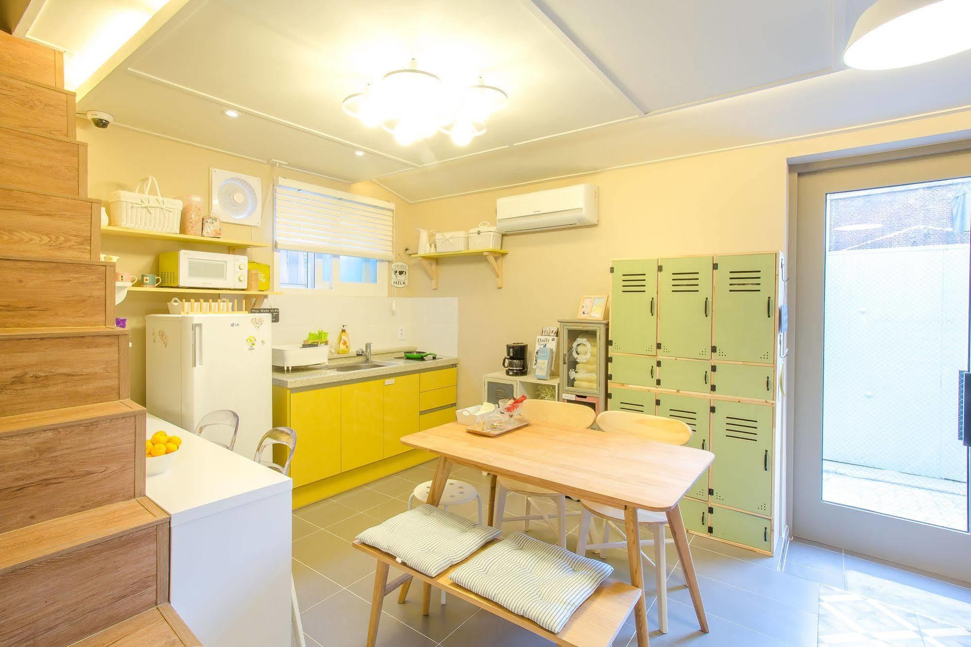 Hostel Vanilla 1 Dongdaemun Seoul Bagian luar foto